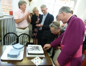 Mayor & Bishop cut Cake